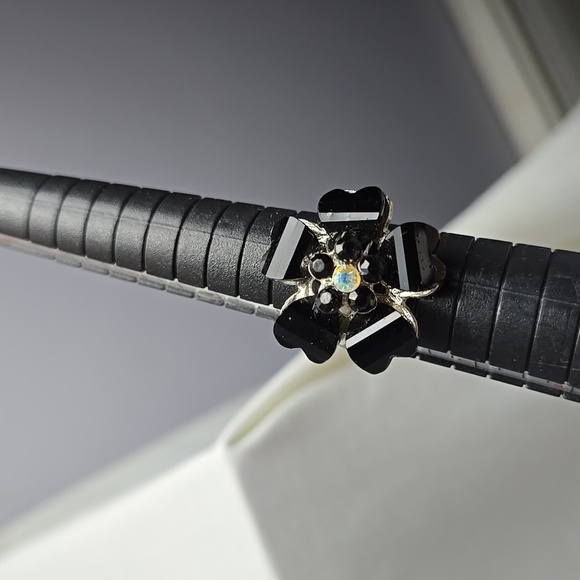 Vintage Black Floral Ring and Earrings Set - Picture 15 of 17